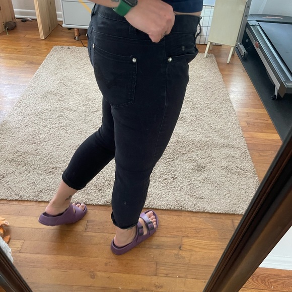 [New Directions] Black Weekend Capri Skinny Jeans - Picture 9 of 10